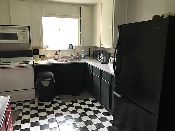 3rd image of 807 Drummond Dr