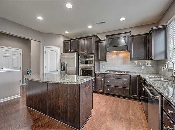 3rd image of 1031 Crescent Moon Dr