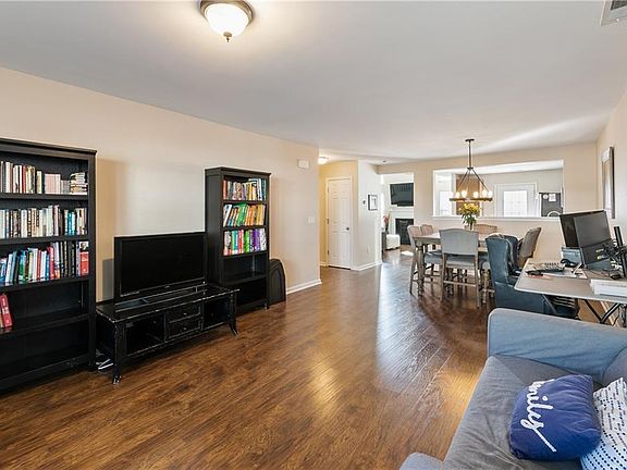 3rd image of 309 Robyns Glen Cir