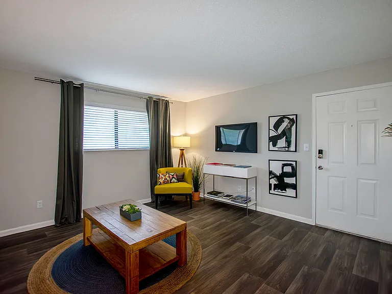 Carlyle Apartments — Photo 23