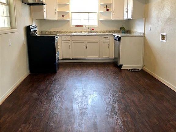 3rd image of 2521 Oak Dr