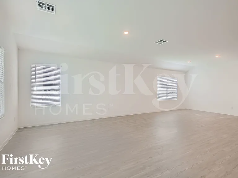 1204 Treehouse Ln — Photo 5