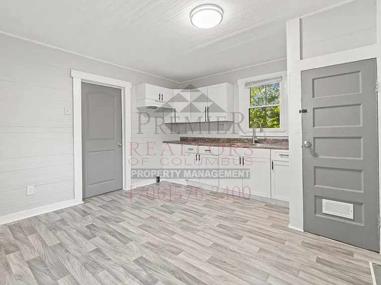 608 32nd St — Photo 7