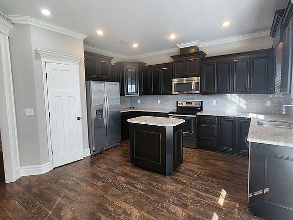 3rd image of 3925 Glen Laurel Dr S