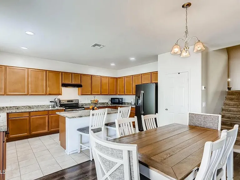 6144 W Freeway Ln — Photo 8