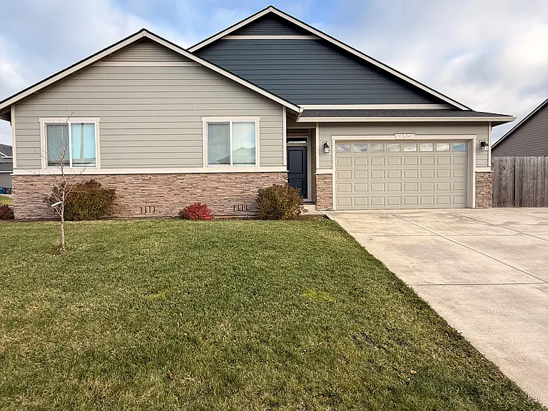 450 NE Pine St #450 — Photo 1