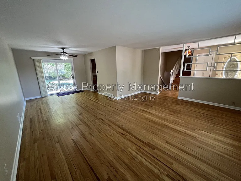 10541 Livingston Dr — Photo 6