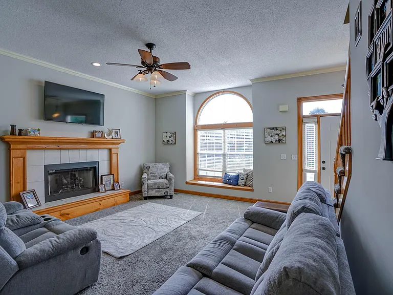 569 Crabapple Ln — Photo 3