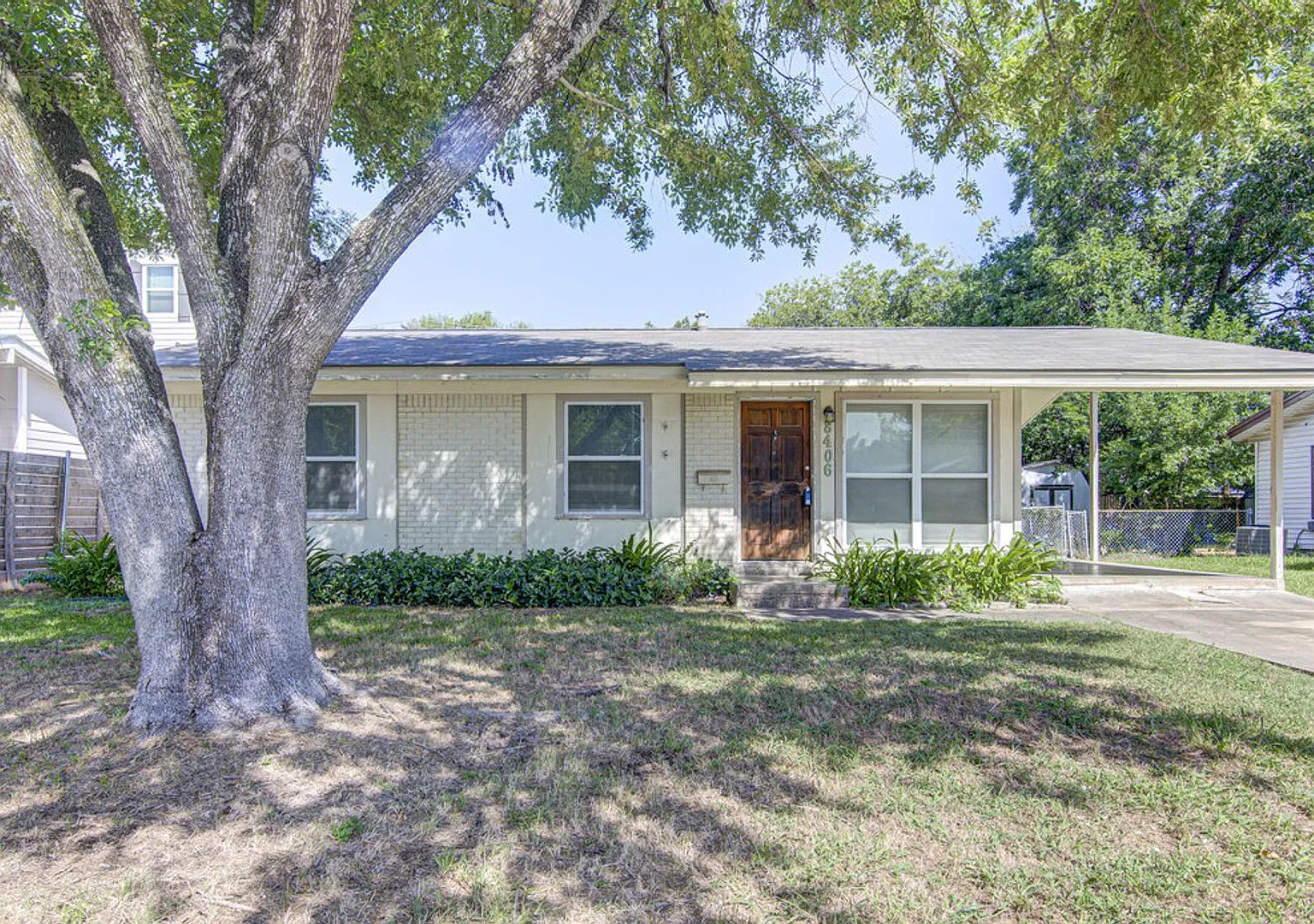 **Three Weeks Free Rent Charming 3-Bedroom Home With Spacious Backyard In North Austin! — Photo 2