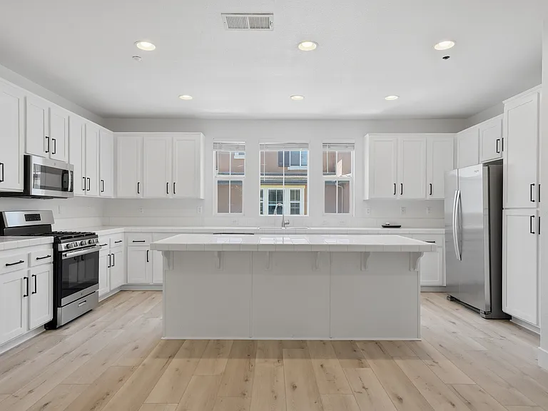 1645 Old Barn Ln — Photo 5