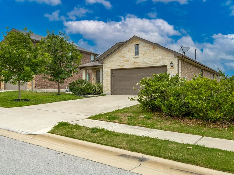 2924 Barbed Wire St — Photo 2