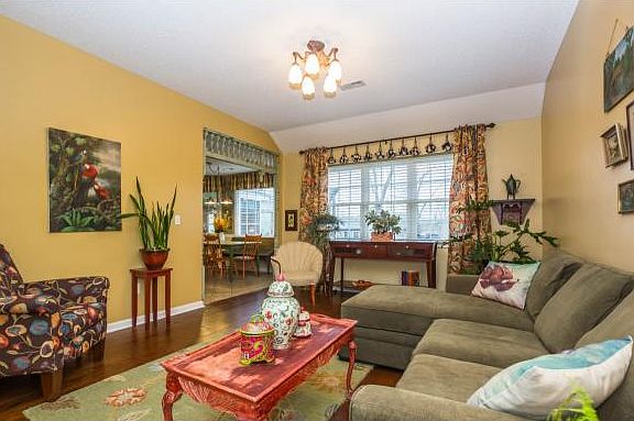 4th image of 623 Glen Oaks Pl