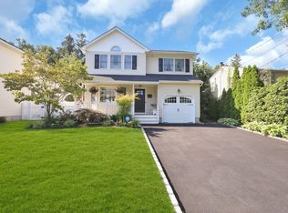 11 Baylis Pl, Syosset, NY 11791