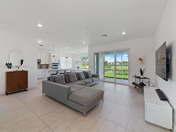 3rd image of 4623 Greenway Dr