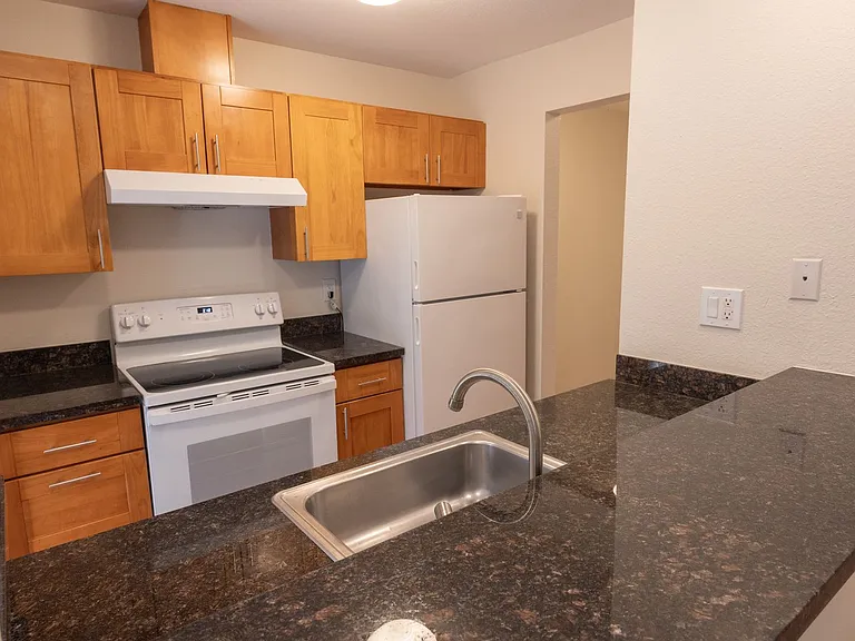 Willow Creek Apartments — Photo 34