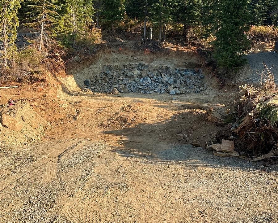 1st image of 960 Cruikshank Rdg