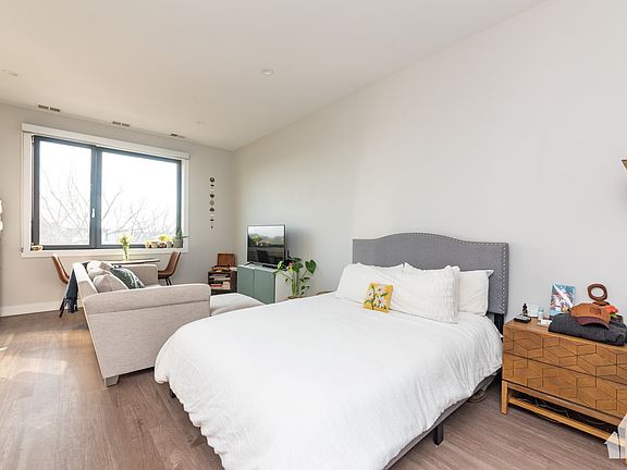5th image of 1964 N Milwaukee Ave #404