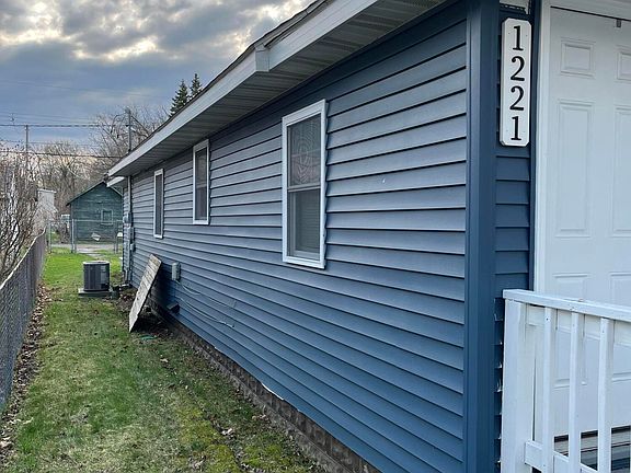 3rd image of 1221 Pearl St