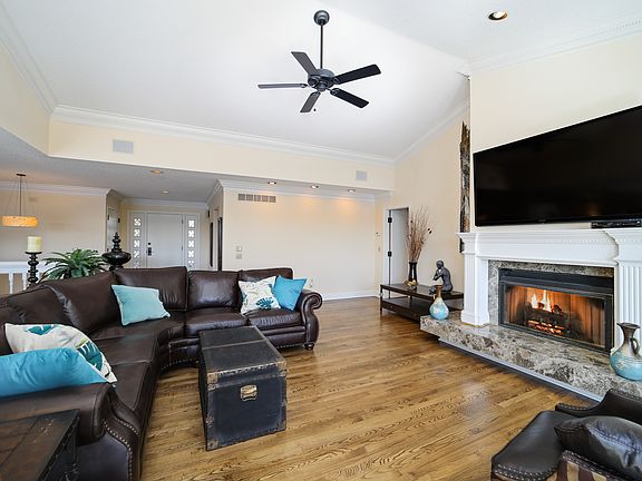 3rd image of 720 Lake Shore Ln