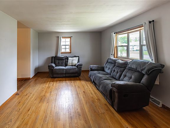 5th image of 1754 W 22nd St