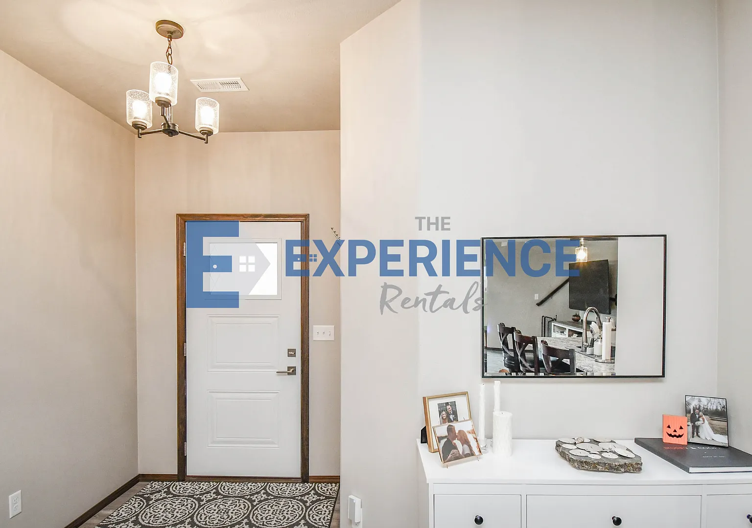 Spacious 3-Bedroom Townhome with Rare 3-Stall Garage! — Photo 2