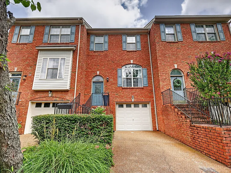 131 Carriage Ct — Photo 34