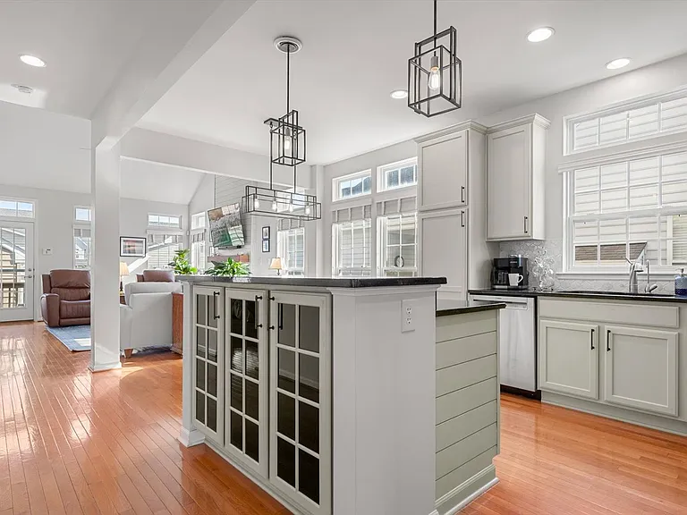 301 Adelaide Dr — Photo 13