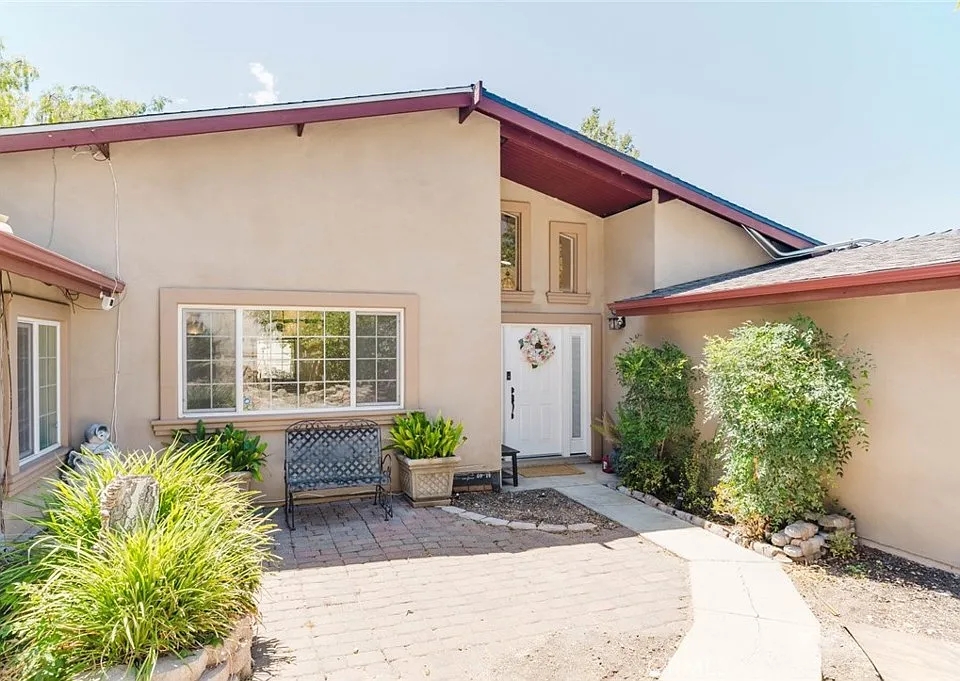 2234 E Hillcrest Dr