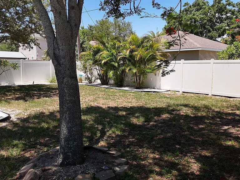 811 33rd St W — Photo 38