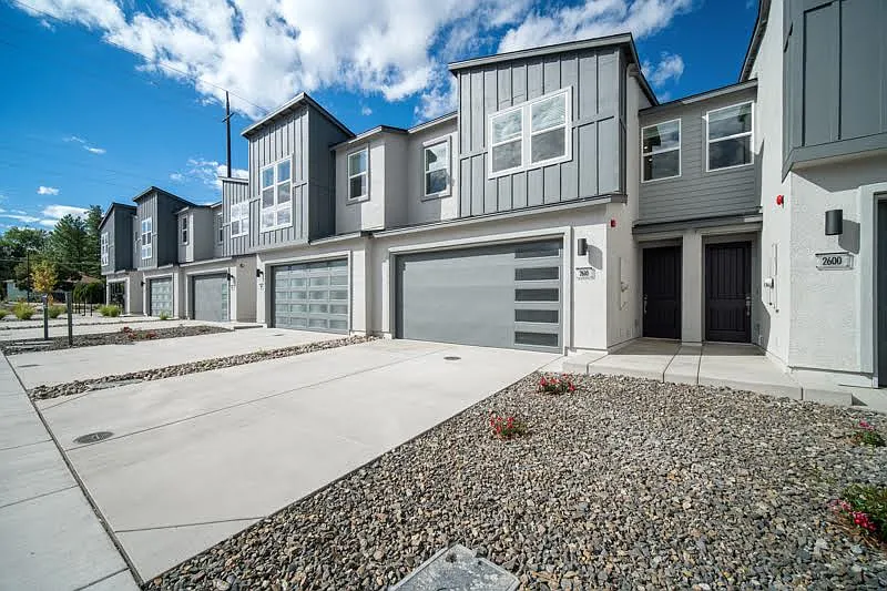3 bed, 2.5 bath, 1800 sqft, $3,600 — Photo 3