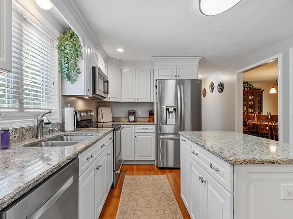 3rd image of 10 Westview Road
