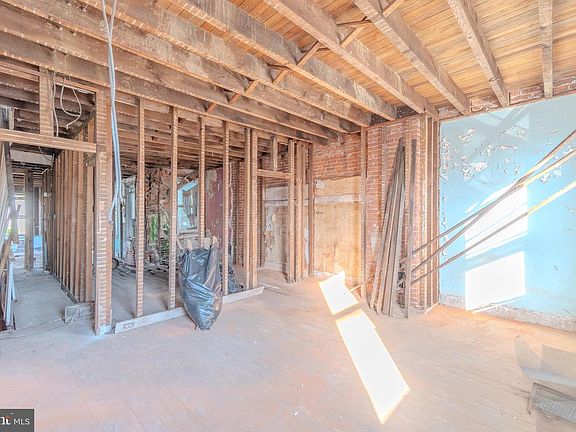 3rd image of 1827 E Madison St