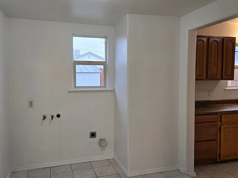 585 South Ave — Photo 9