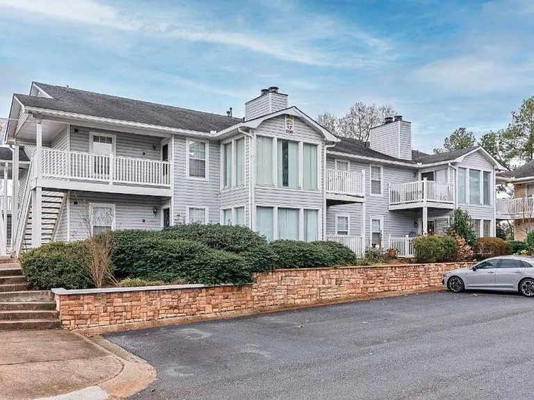 910 Augusta Dr — Photo 1