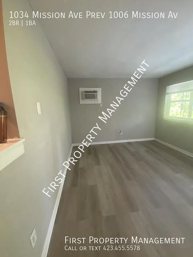 2 bedroom 1 bath duplex unit close to downtown! 1034 Mission Ave — Photo 3