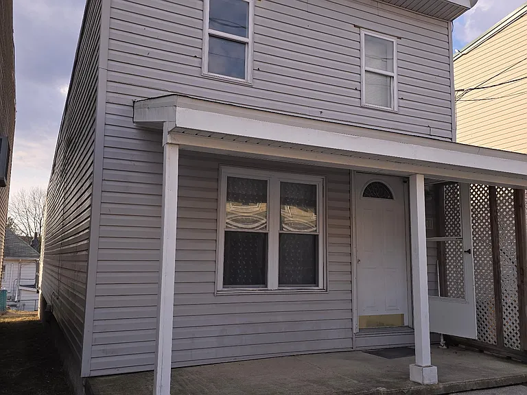 210 Oak St — Photo 1