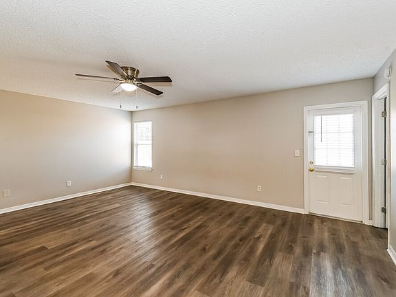 3rd image of 2643 Pinewood Blvd E