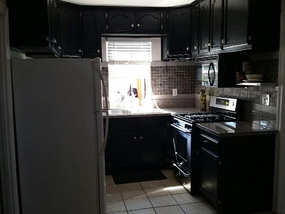 2nd image of 935 1/2 E Magnolia Blvd