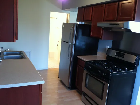 2730 Rosalyn Ct APT 304, New Hope, MN 55427
