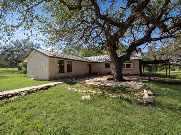 175 Quail Creek Dr., Lytle, TX 78052