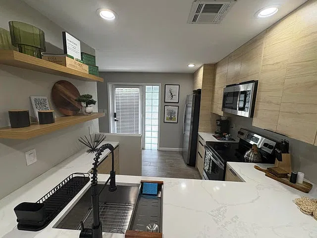 690 SE 23rd Ave — Photo 4