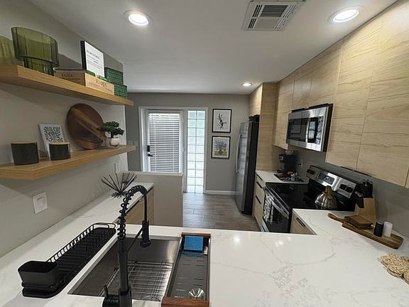 4th image of 690 SE 23rd Ave APT 1