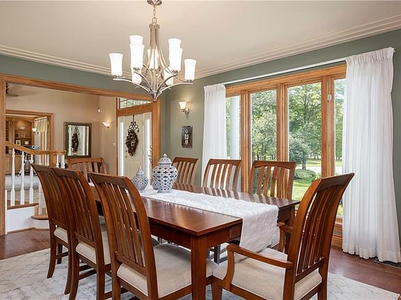 5th image of 11 Timberline Dr