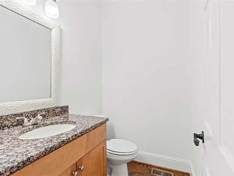 1410 Eastland Rd — Photo 17