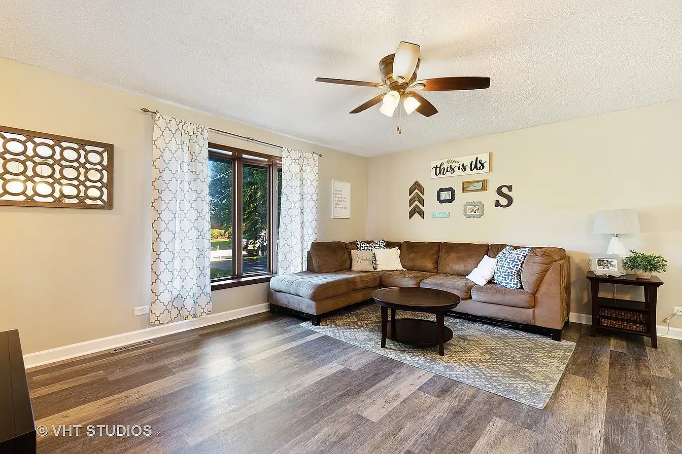 4 bed, 1.5 bath, 2348 sqft, $3,750 — Photo 3
