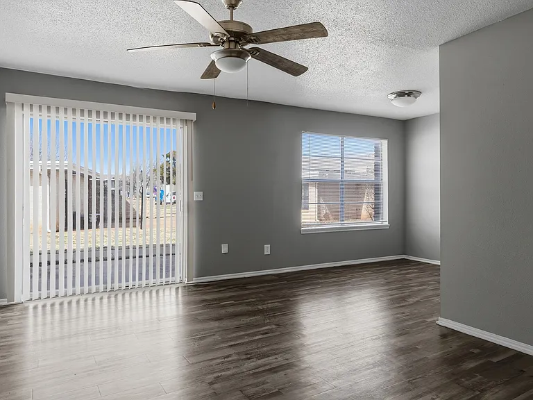 Quail Plaza Apartments — Photo 9