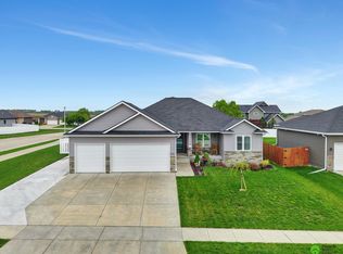 1214 Birchwood Dr, Hickman, NE 68372