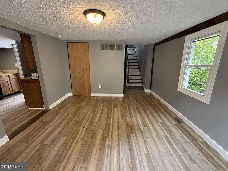 1094 Kings Hwy — Photo 6