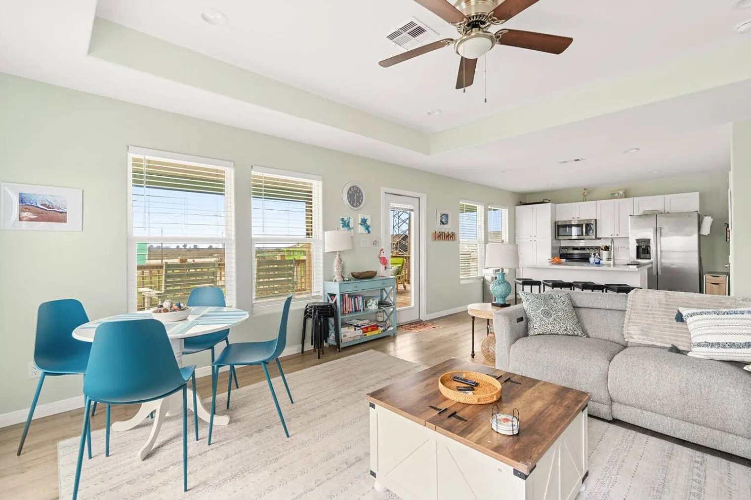 4 bed, 2.0 bath, 1130 sqft, $2,364 — Photo 4