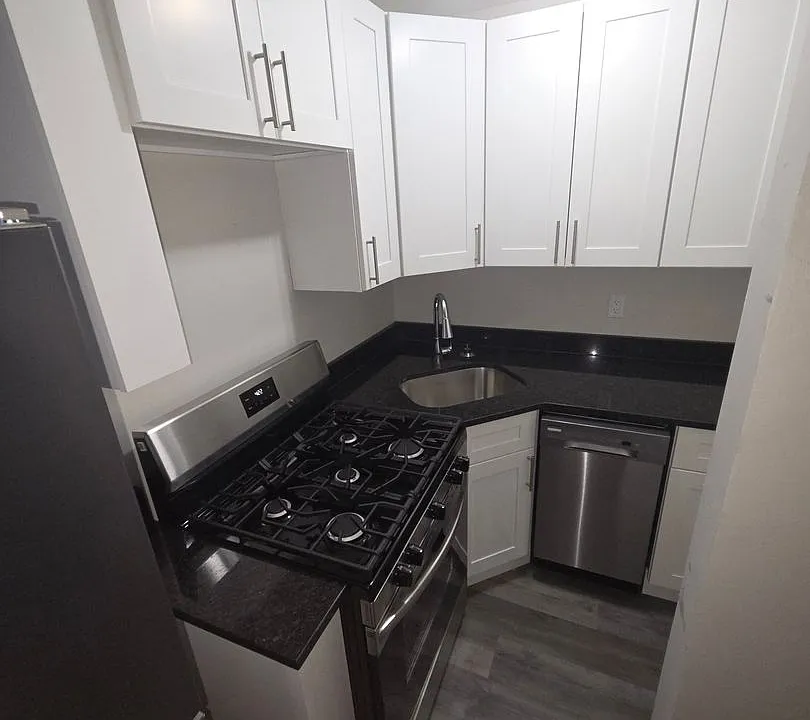 860 - 3517 CHARLES COURT ASSOCIATES LP